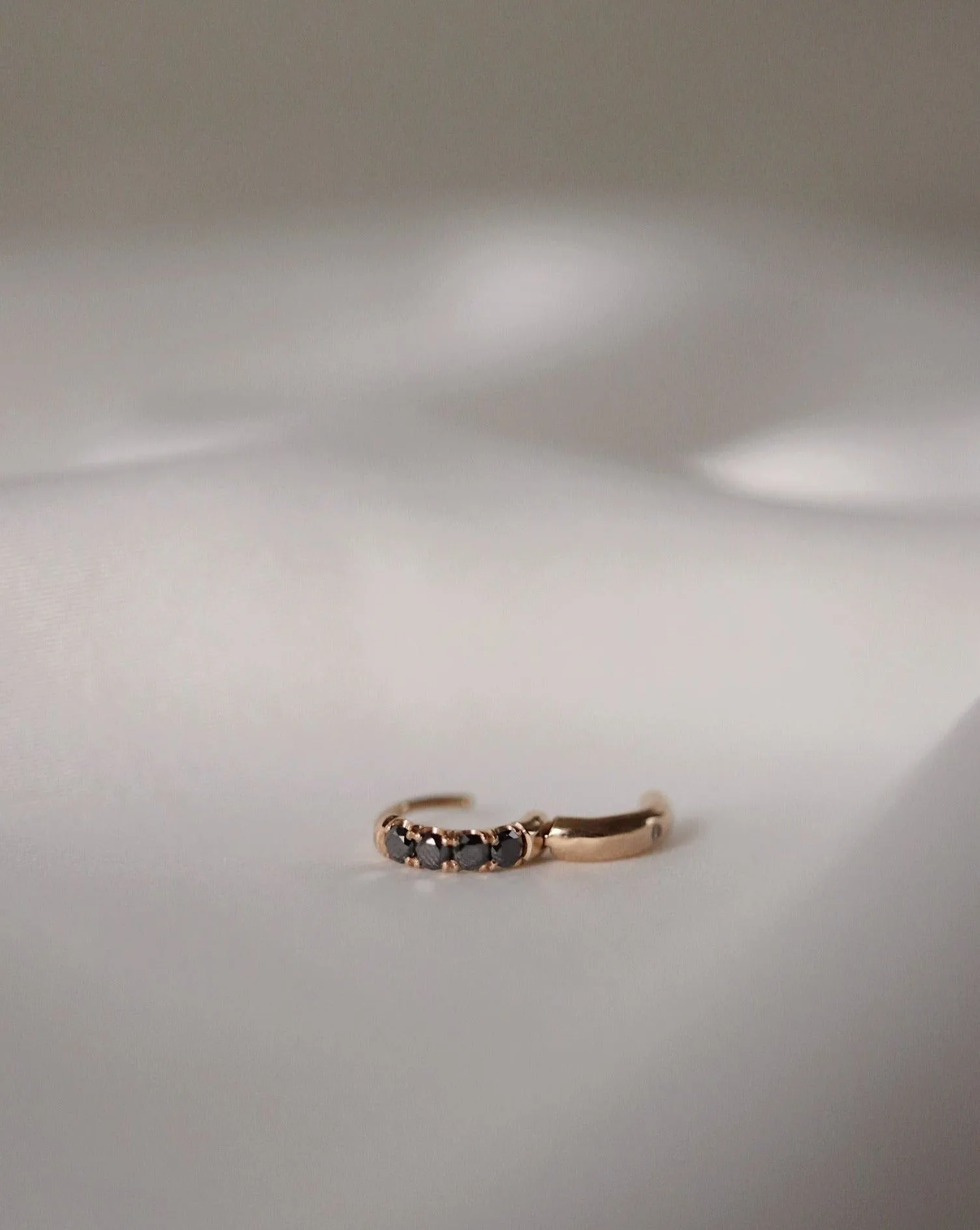 Black Diamond Thickie 18K Gold, Whitegold or Rosegold Huggie w. Diamonds