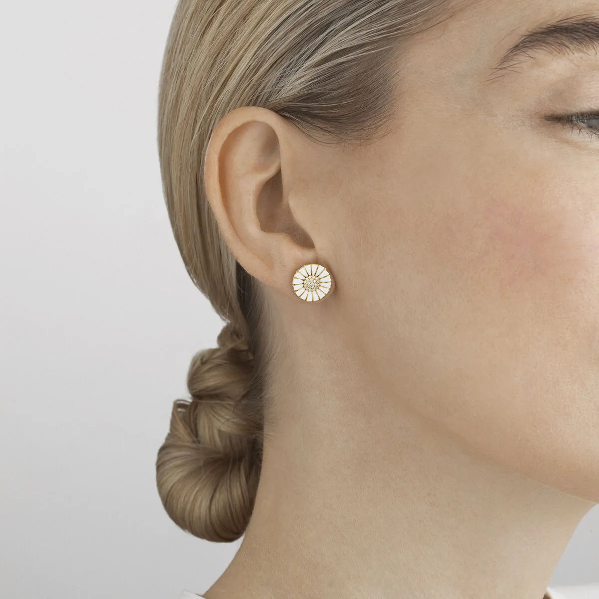 Daisy 11 mm. Gold Plated Earrings w. Diamonds, 0.05ct.