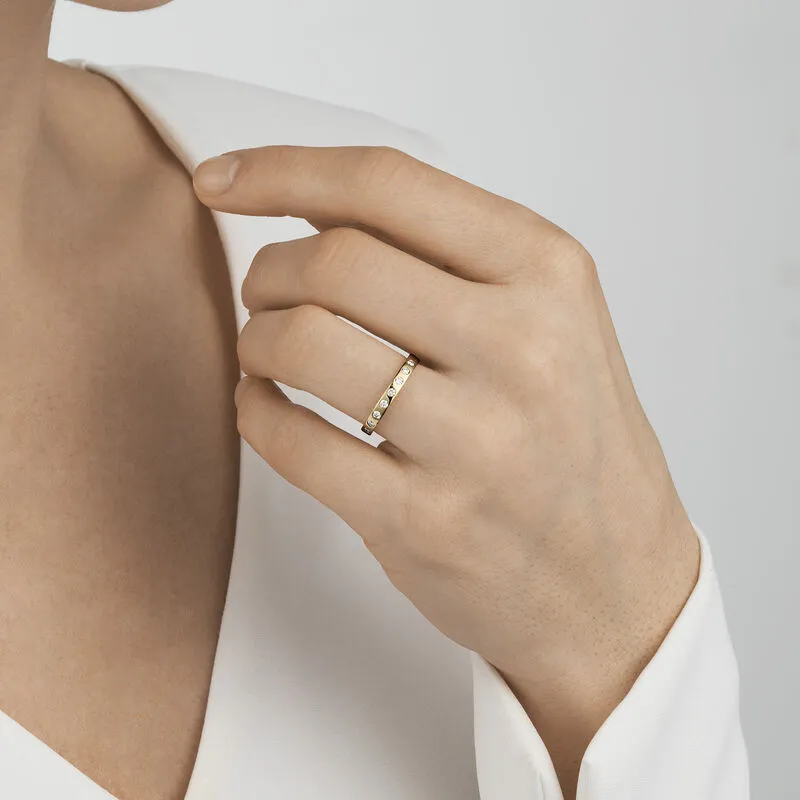 Magic 18K Gold Ring w. 9 Diamonds