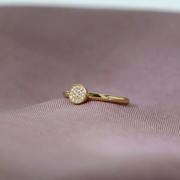 Rock Small 18K Gold Ring w. Diamonds