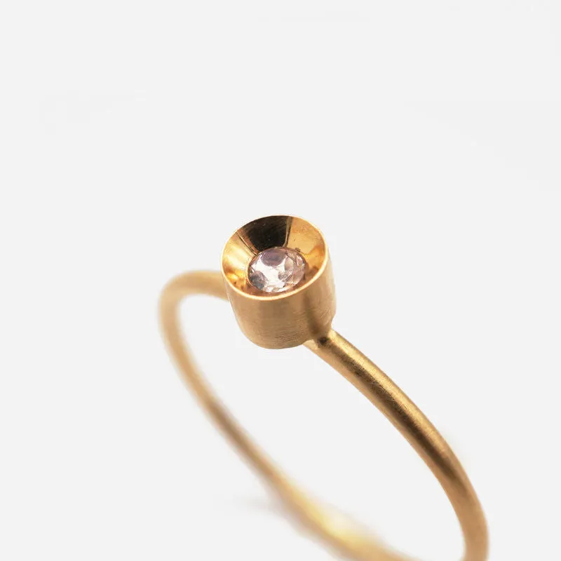 Spot Ring 10K Gold Ring w. Moonstone